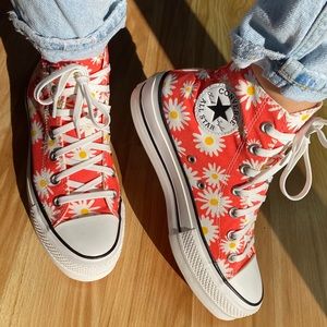 BRAND NEW Platform Daisy Converse
